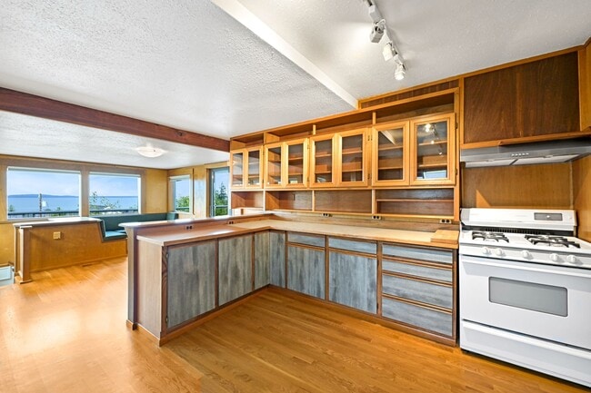 Building Photo - Charming 2-Bedroom Home with Stunning Wate...
