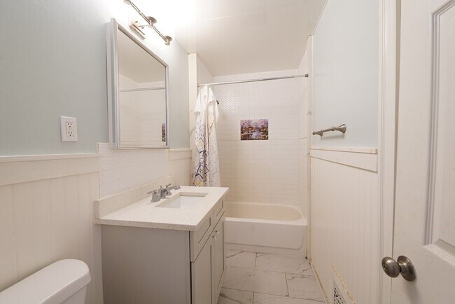 Building Photo - 44 Ridgewood St