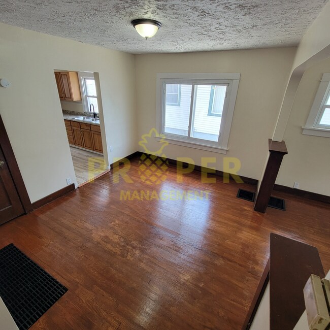 Building Photo - 2 bedrooms 1 bathroom house