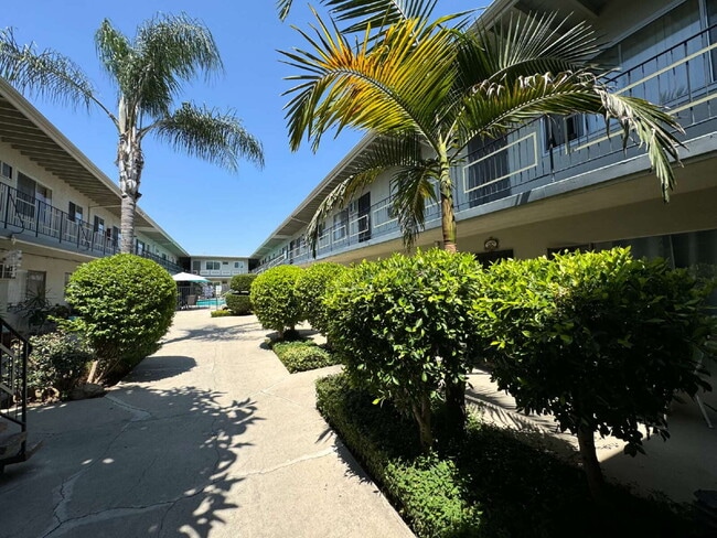 Building Photo - 1 bed 1 bath with pool!