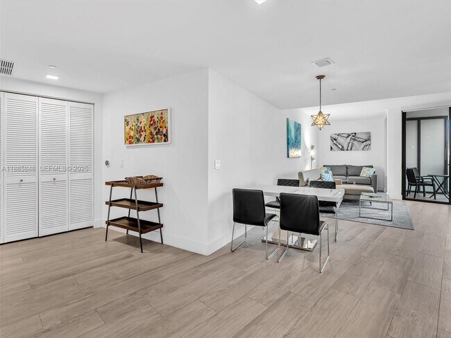 Foto del edificio - 121 NE 34th St