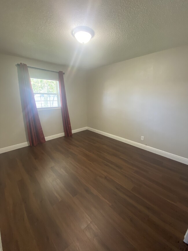 Foto del edificio - 4723 W Iowa Ave