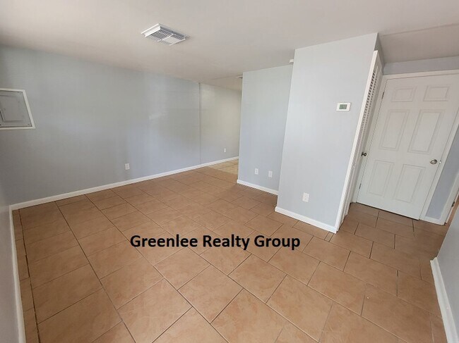 Building Photo - Updated 2 Bed/1Bath Duplex Apartment in be...
