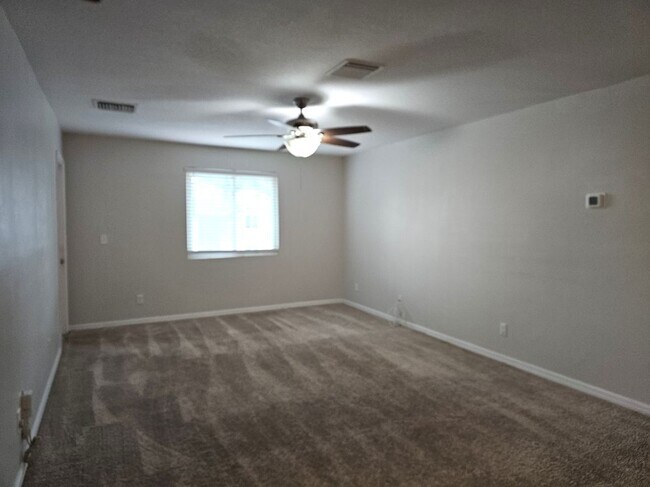 Foto del edificio - 540 Golden Raintree Pl