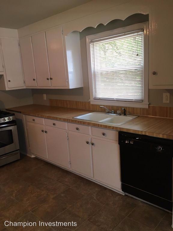 Building Photo - 3 br, 1 bath House - 110 S. Pink Street