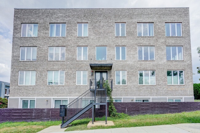 Building Photo - 800 21st St NE