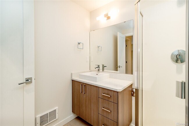 Foto del edificio - 160 107th Ln S E