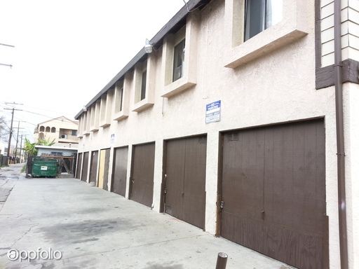 Building Photo - 921 E 10th St