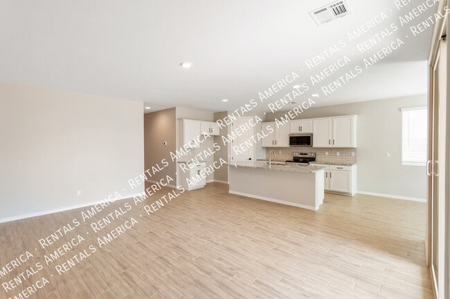 Building Photo - 36033 W San Clemente Ave