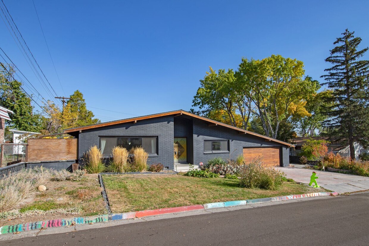 Foto principal - Midtown Gem W/Two Primary Bedrooms