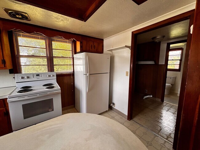 Building Photo - Affordable. Big yard. Close to Everything in JC