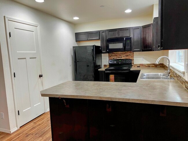 Despensa de tamaño completo, mucho espacio para gabinetes en la cocina. - 1735 Vela Ln SW