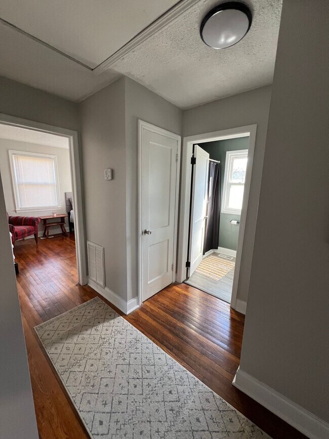 Foto del edificio - Knoxville 37920 - 2 bedroom, 1 bath home - Contact Adam Joachim (352) 220-7700