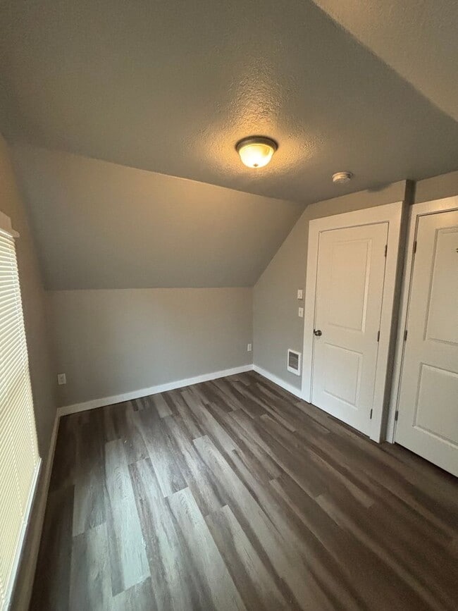 Foto del edificio - Rare Find! Private Yard + Firepit | Upstairs 1BR with Separate Entrance
