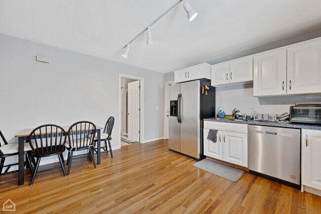 Building Photo - 1511 W Nelson St