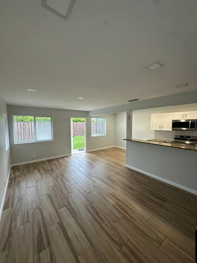 Foto del edificio - 200 E Tiffany Dr