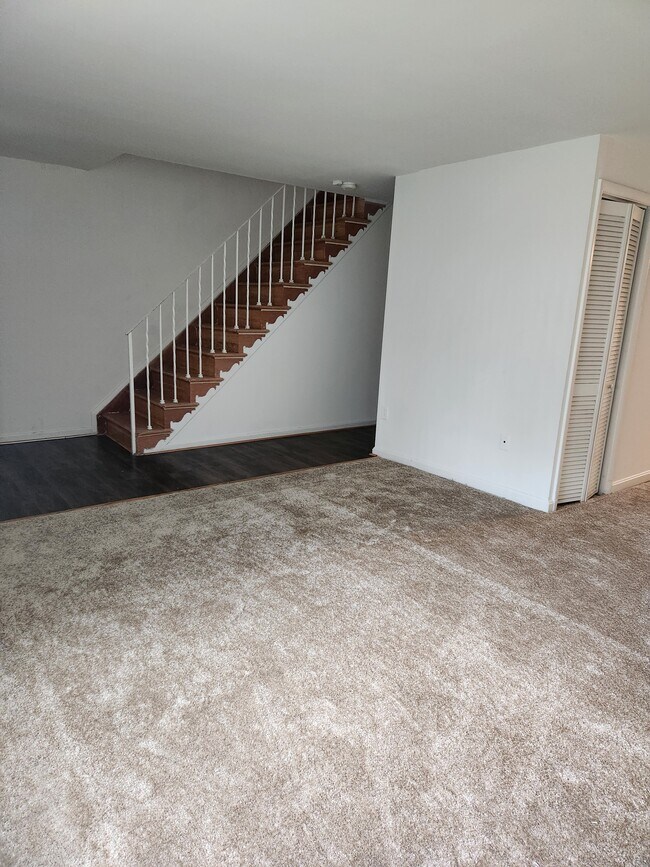 Building Photo - 7714 Greymont St