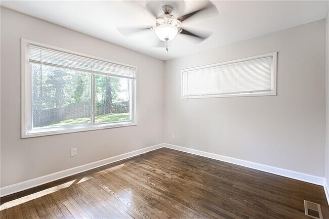 Foto del edificio - 4984 Crowe Dr SE