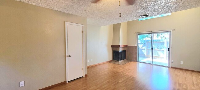 Foto del edificio - Very Nice 1bd/1bth Condo in gated complex w/ swimming pool!