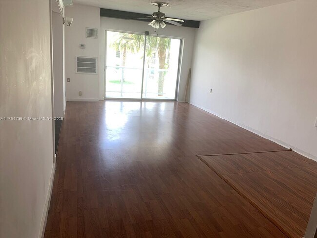 Foto del edificio - 1600 NE 114th St