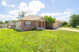 Building Photo - 208 Jackal Dr