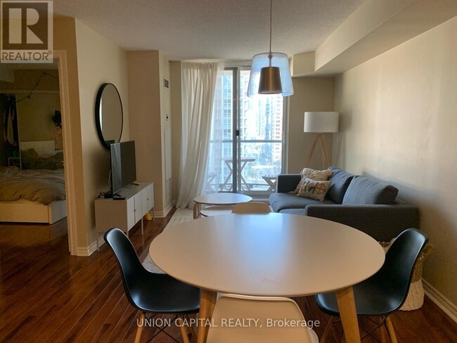 Photo du bâtiment - 801 Bay St.