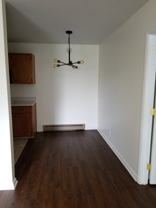 Observando el comedor con la nueva lámpara de araña. - 2601 Hillsboro Pike