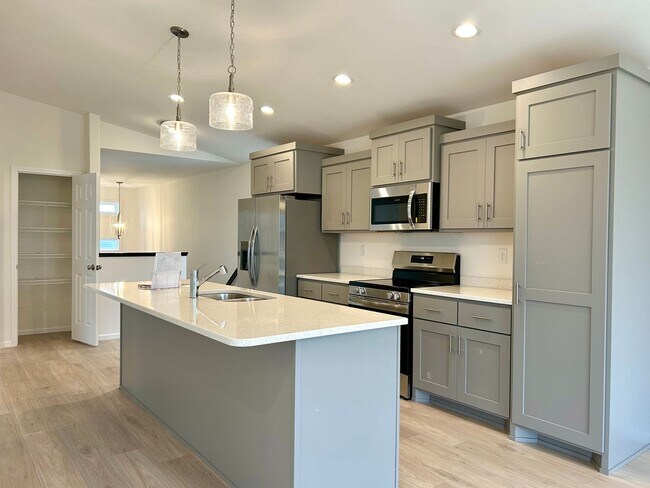 Foto del edificio - Spacious & Stylish 4-Bed Home with Modern Finishes and Attached 2-Stall Garage