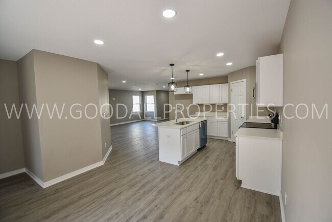 Foto del edificio - First Month Free if moved in by the 25th, ...