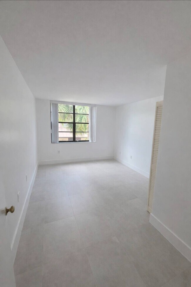 Building Photo - 13000 SW 92nd Ave