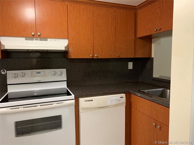 Foto del edificio - 9911 W Okeechobee Rd