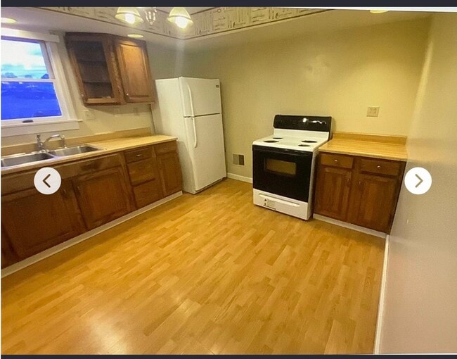 Spacious eat in kitchen with appliances - 415 Harrison Ave