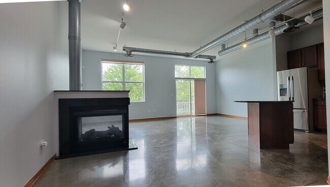 Building Photo - 1695 Town Center St