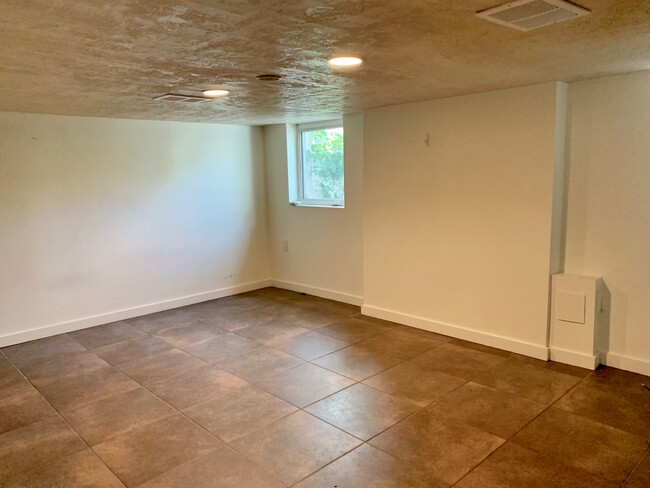 Building Photo - 1423 S 1400 E