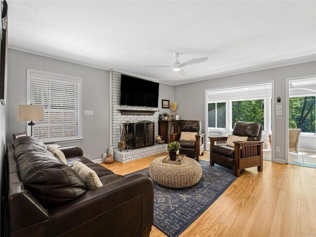 Foto del edificio - 6265 Lakeview Dr