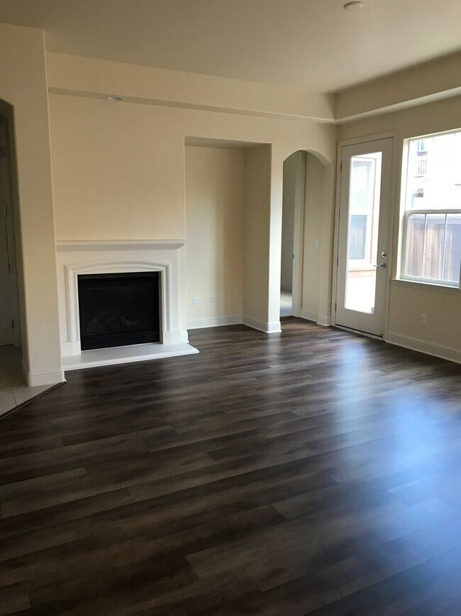 Building Photo - Somerset Stunner with All the Amenities - Including Golf!!