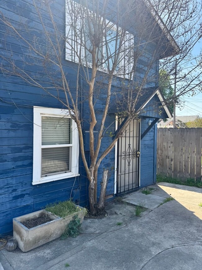 Foto del edificio - 1324 N Farris Ave