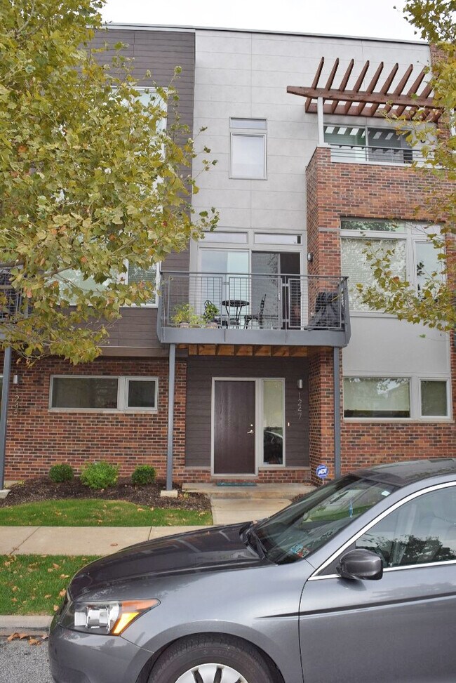 Entrada principal con estacionamiento en la calle de fácil acceso para invitados. - 1247 W 75th St