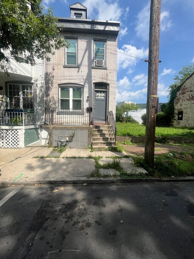 Building Photo - 543 S 6th St