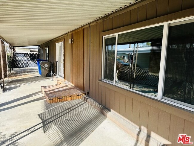 Building Photo - 406 S Paseo Laredo