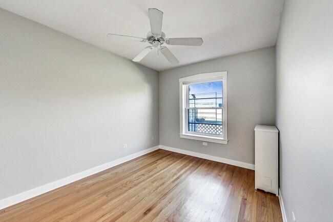 Foto del edificio - 1020 W Barry Ave