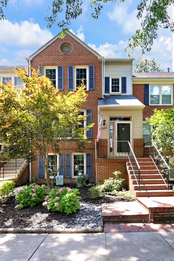 9365 Peter Roy Ct, Burke, VA 22015 Townhouse for Rent in Burke, VA