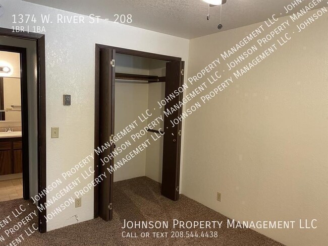 Building Photo - 1374 W River St