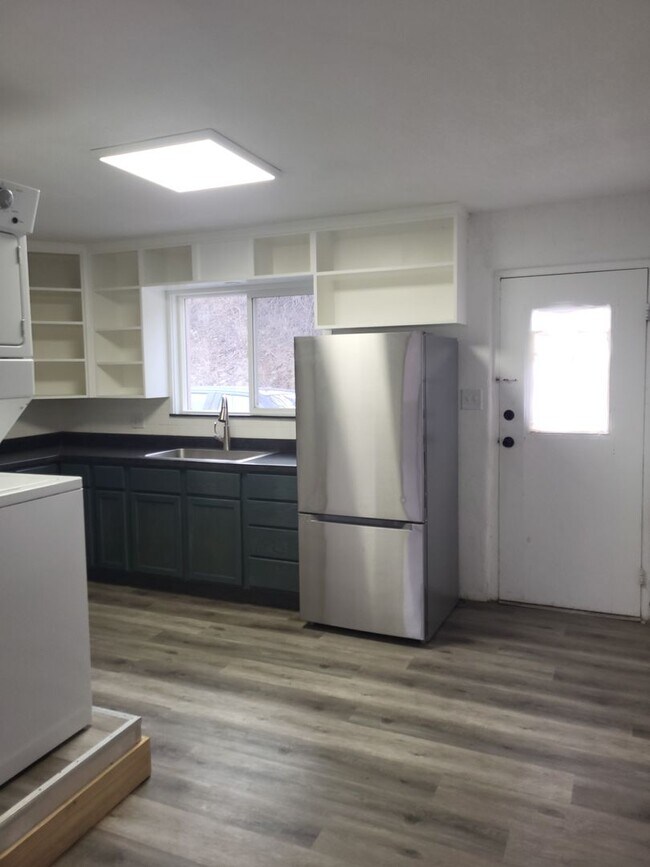 Foto del edificio - 244 Westwood Rd