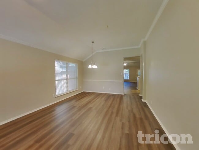 Building Photo - 834 San Jacinto Dr