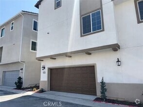 Building Photo - 5985 Huntington Dr