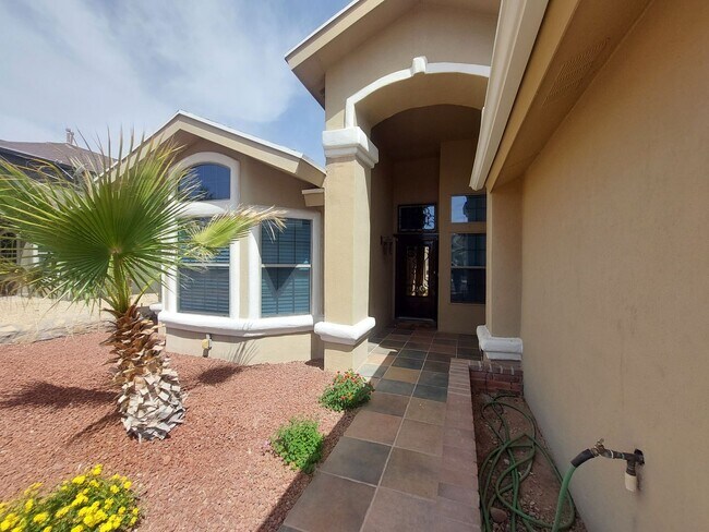 Foto del edificio - 4 BEDROOM 2 BATHROOM HOME 3 CAR GARAGE HOM...