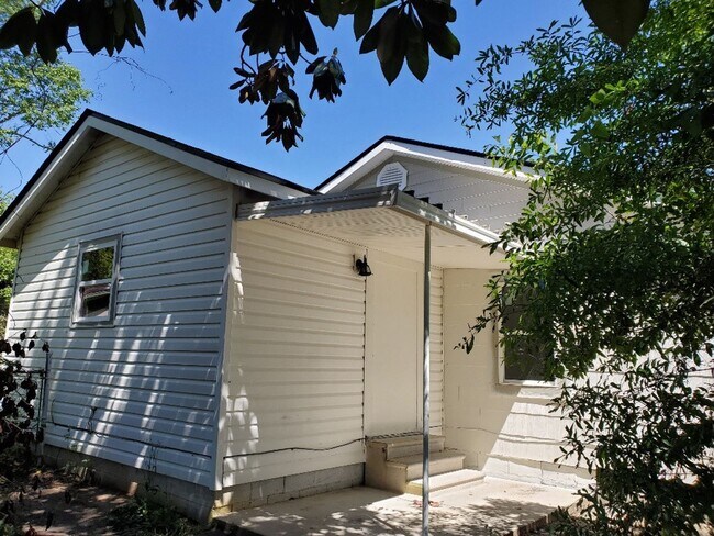 Foto del edificio - Coming Soon: Rebuilt Home on Corner Lot