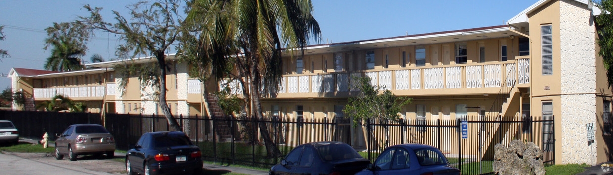 Building Photo - Tropical Manor