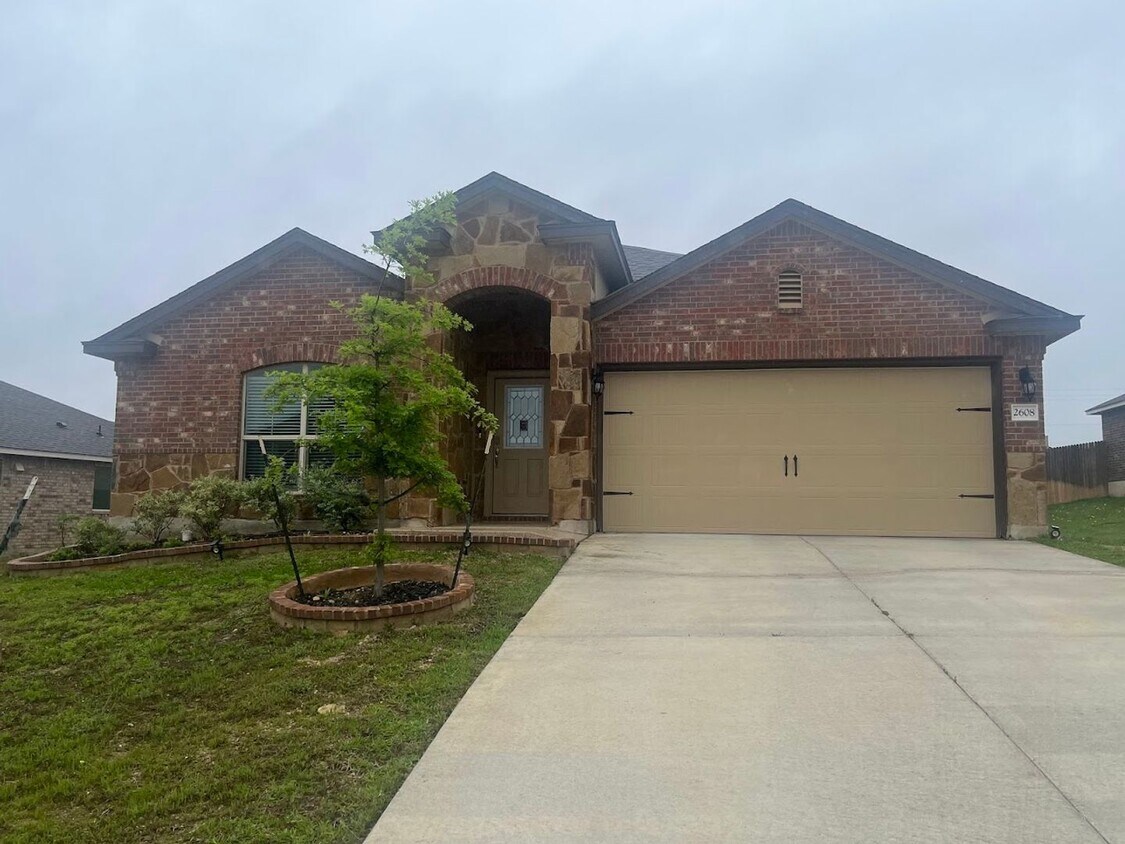 Foto principal - 4 bedroom 2 bathroom house! HOUSING ACCEPTED!